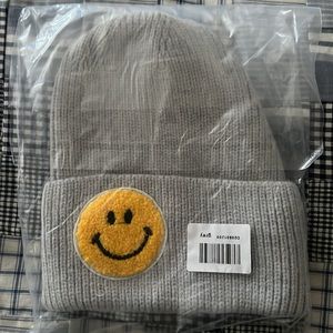 🆕 Gray Smiley Face Ribbed Beanie Hat